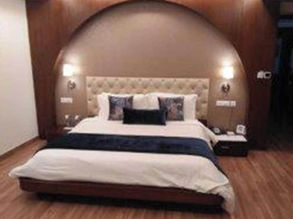 Rs Sarovar Portico 19/59
