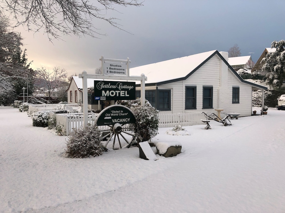 Settlers Cottage Motel 10/64
