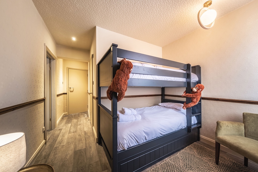 The Feathers Hotel 10/50