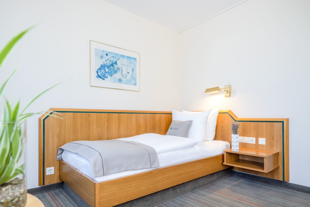 Holiday Inn - the niu, Blade Solingen by IHG 18/80