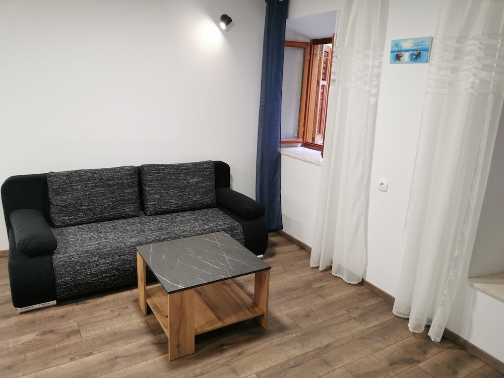 M & J Central Suites 24/50