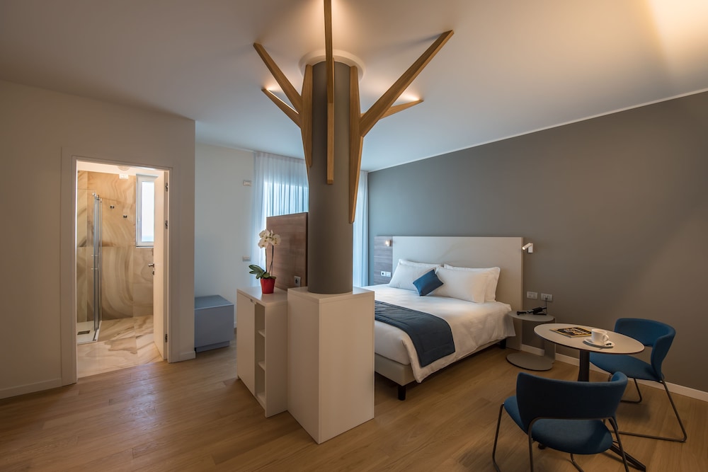 غرفة غراند بسرير كينج بإطلالة على البحر، Hesperia Hotel & Residence 5/8