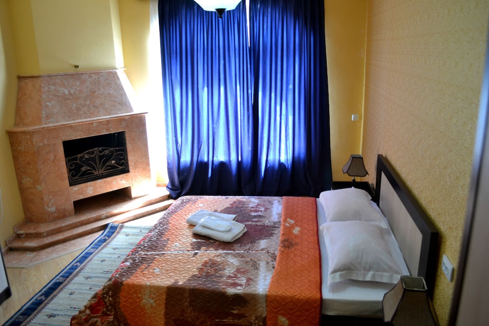 ISAKA HOTEL 36/74