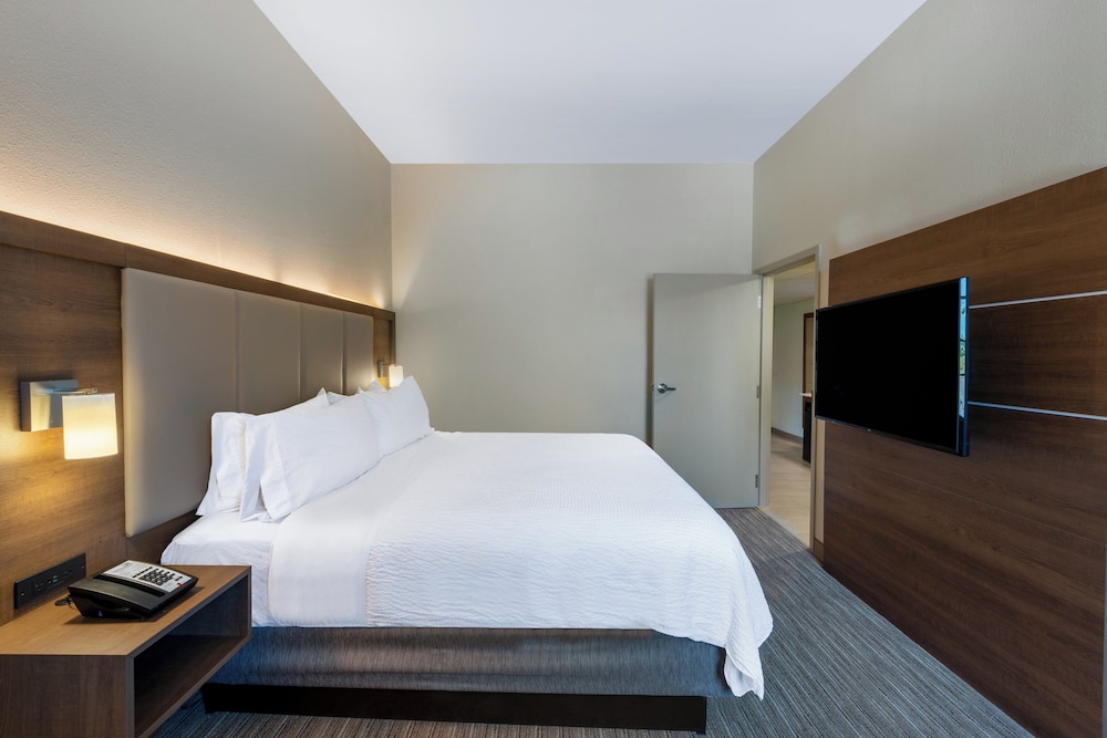Suite, King Bed, Accessible