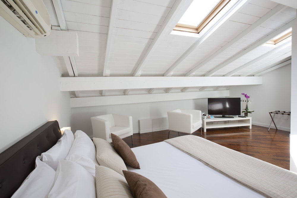 ROOM, DOUBLE BED