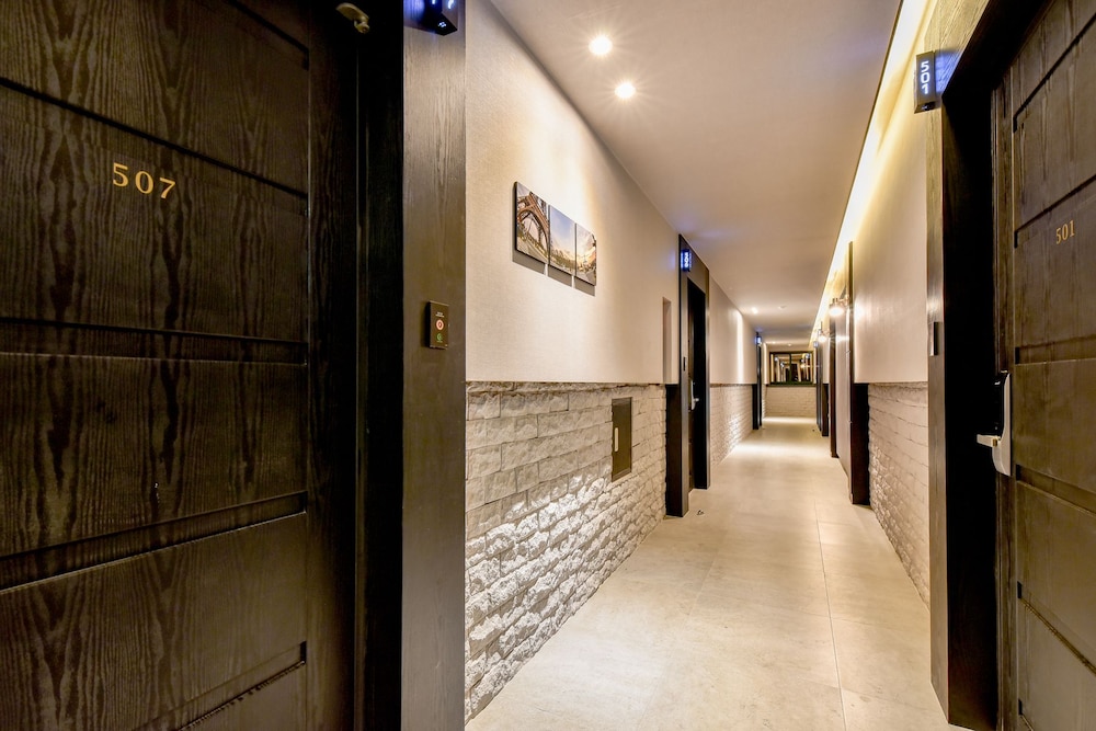 French Code Hotel 38/63