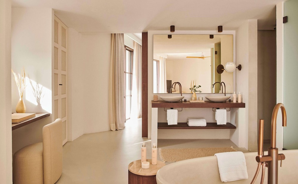 Signature, Suite, King Bed, Golf Course View