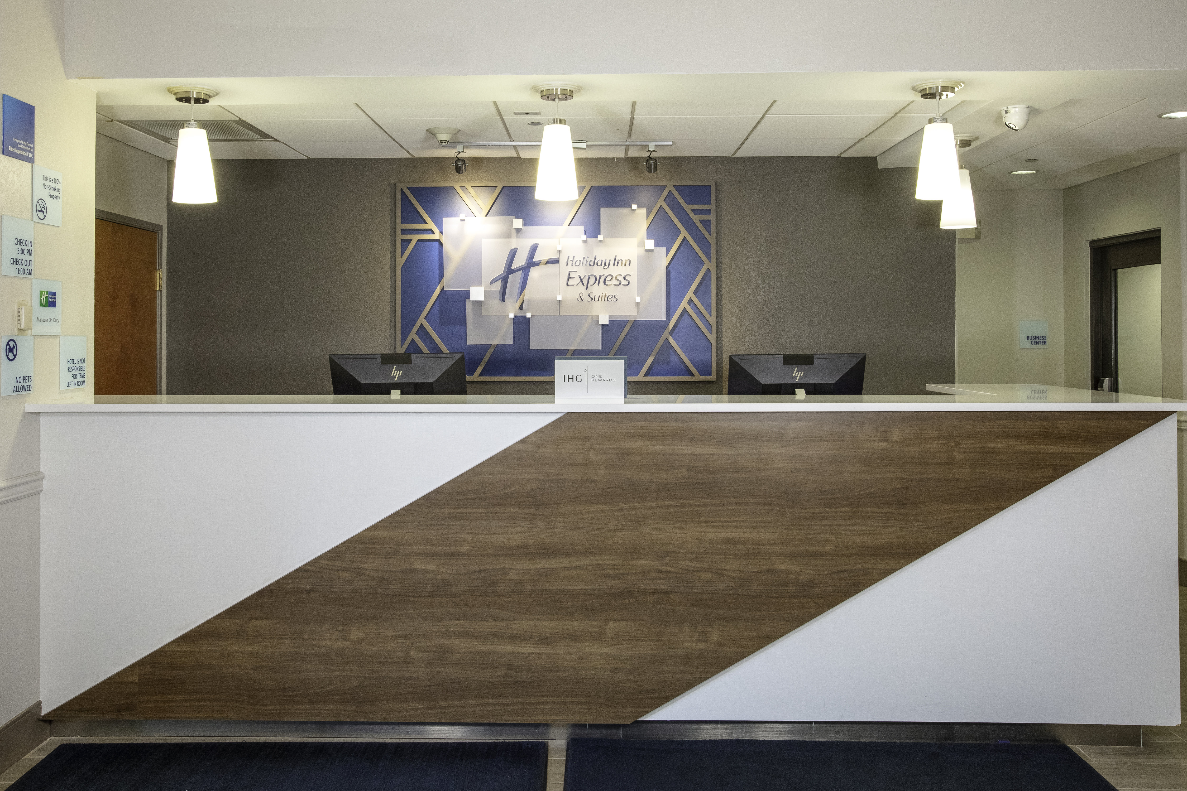Holiday Inn Express Suites Jacksonville Airport 8/63