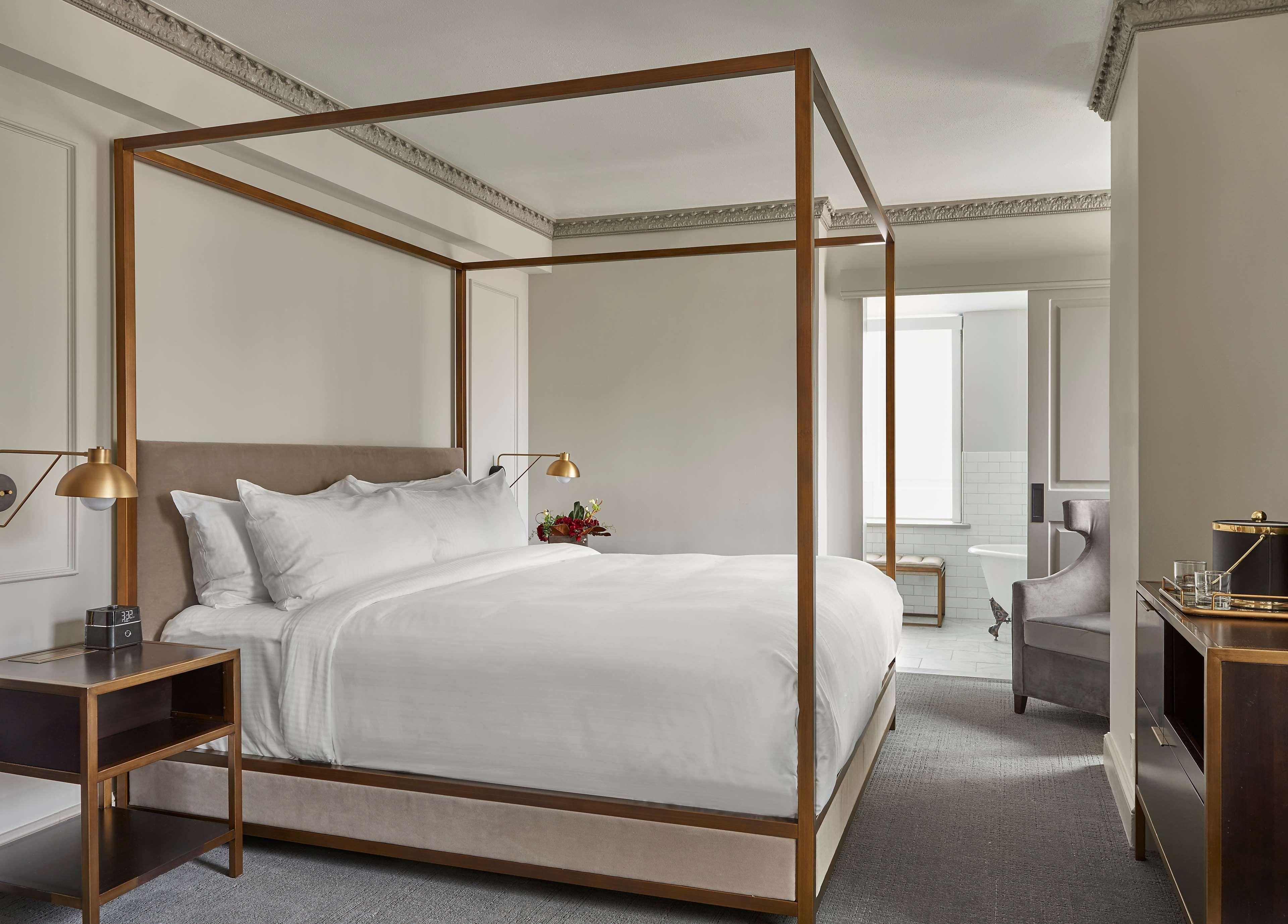 ROOM, KING BED, BATHTUB, CORNER