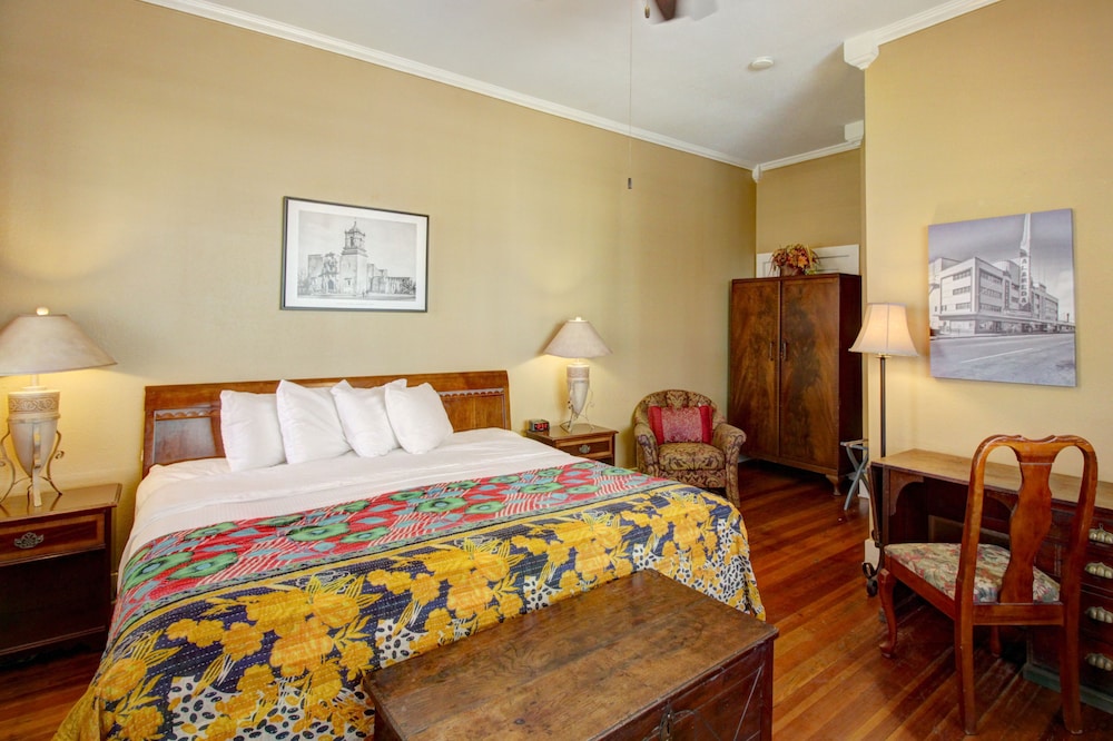 Inn on the Riverwalk 10/50