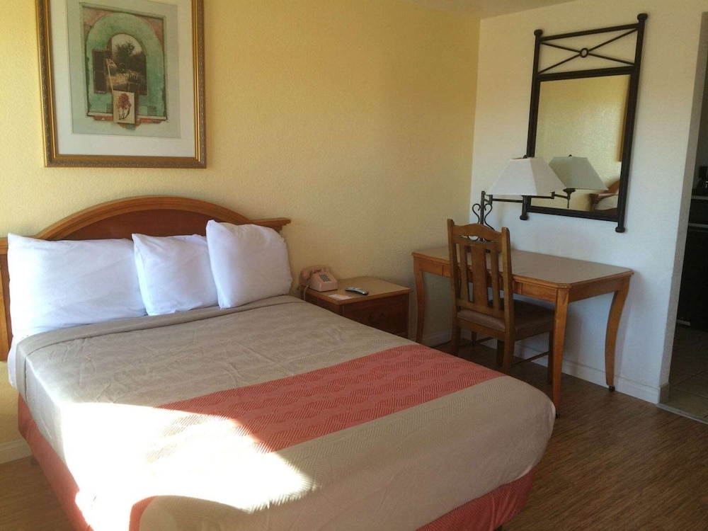 VAGABOND INN HEMET 5/33