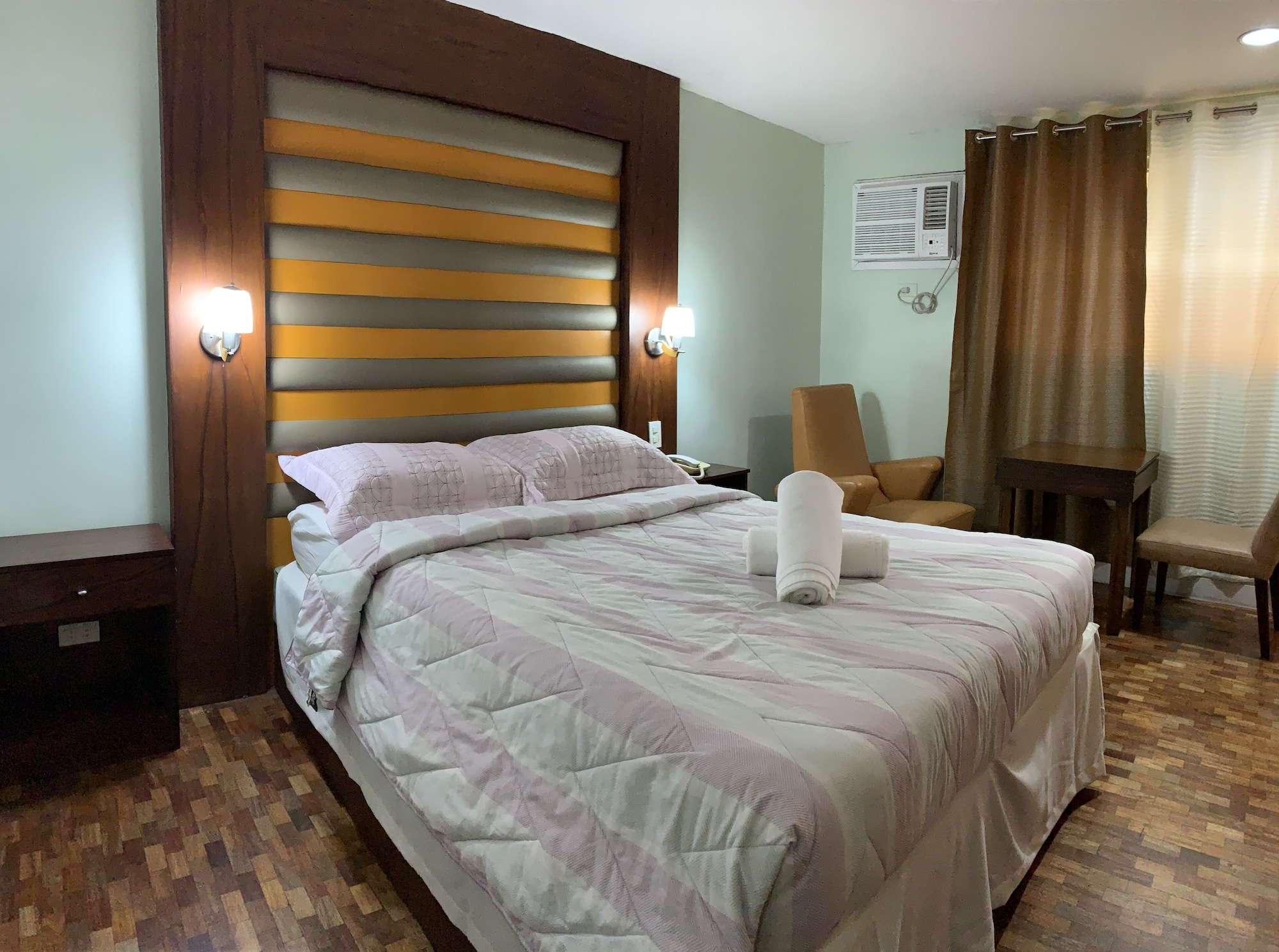 DELUXE, QUEEN BED