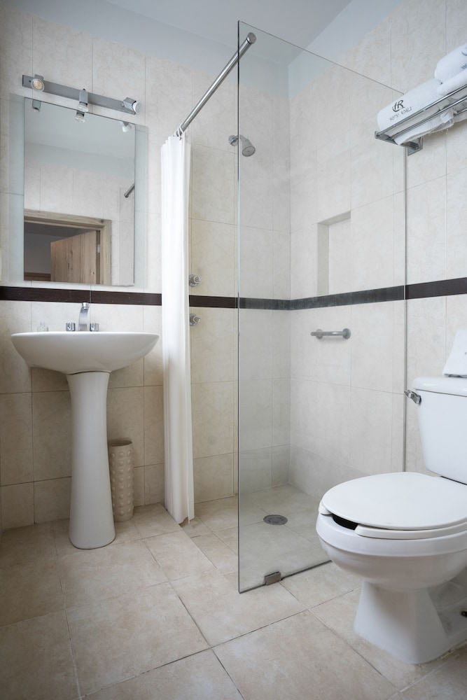 Hotel Roble 34/38