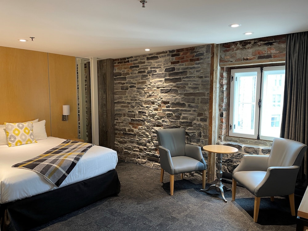 SUPERIOR, QUEEN BED