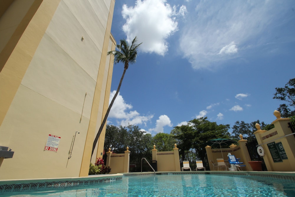La Quinta Inn Suites By Wyndham West Palm Beach Airport 8/50