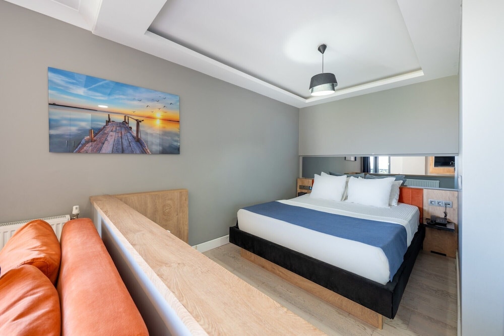216 Bosphorus Suite 15/50