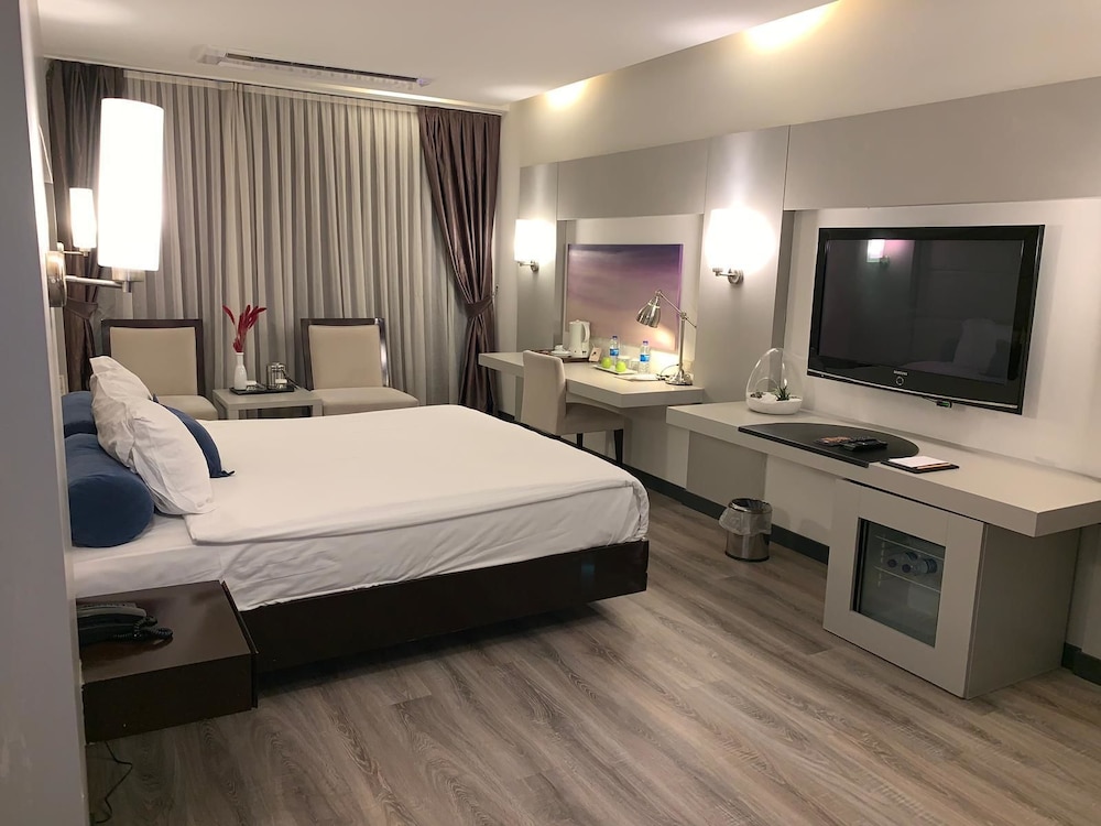 DELUXE, DOUBLE BED