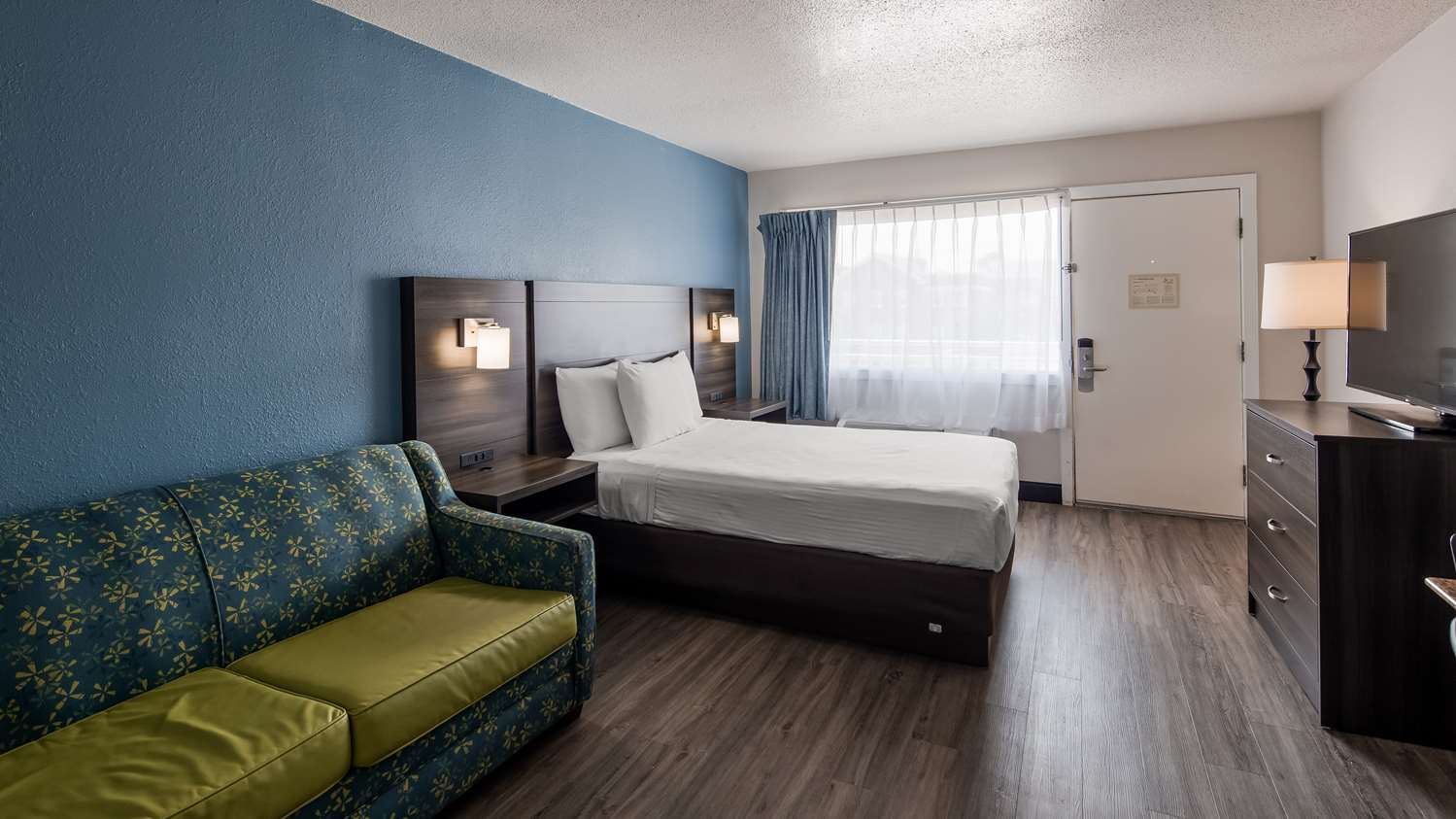 جناح بسريرين مزدوجين مع أريكة بمطبخ، SureStay Hotel by Best Western Virginia Beach Royal Clipper 3/9