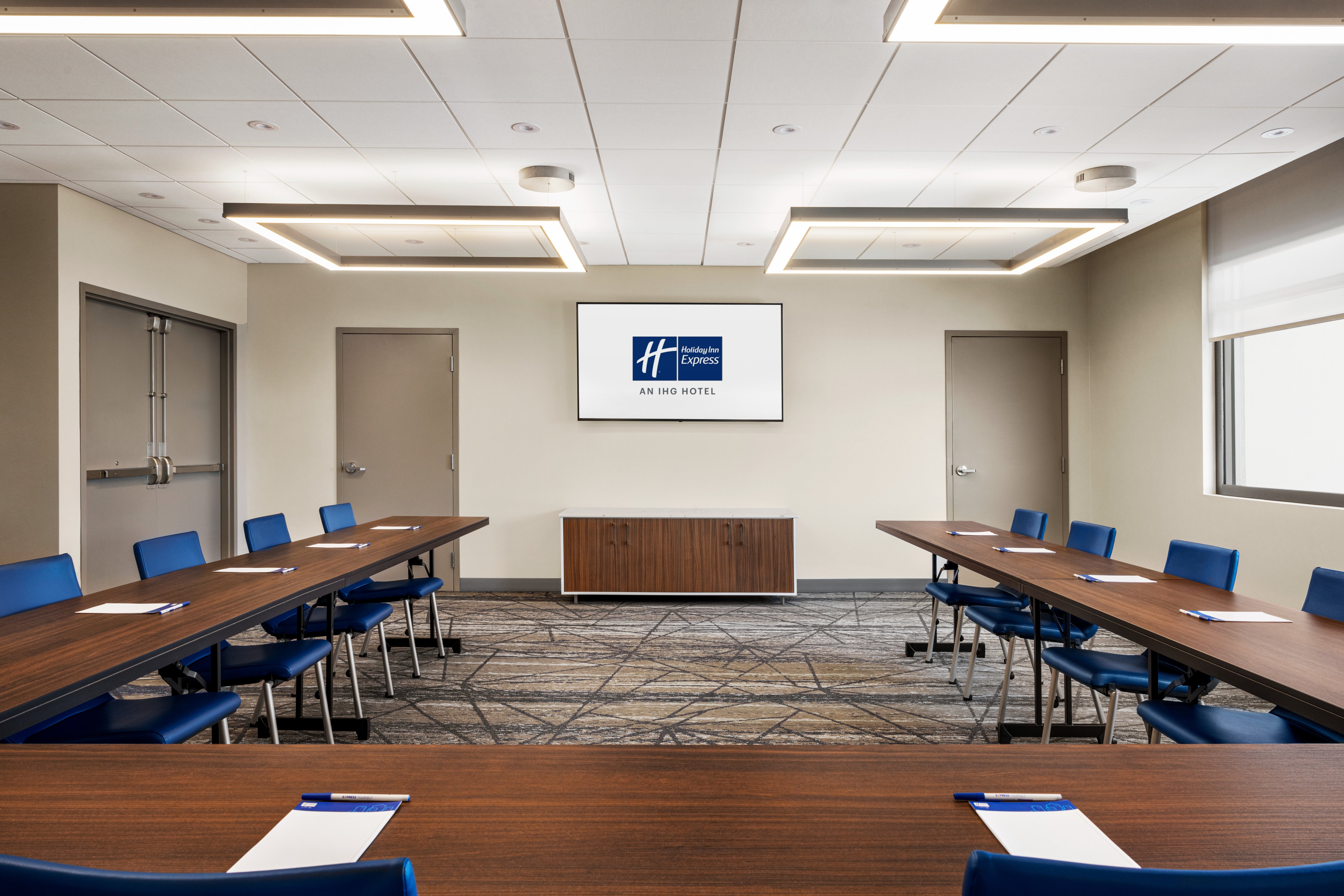 Holiday Inn Express STRATHROY 45/64