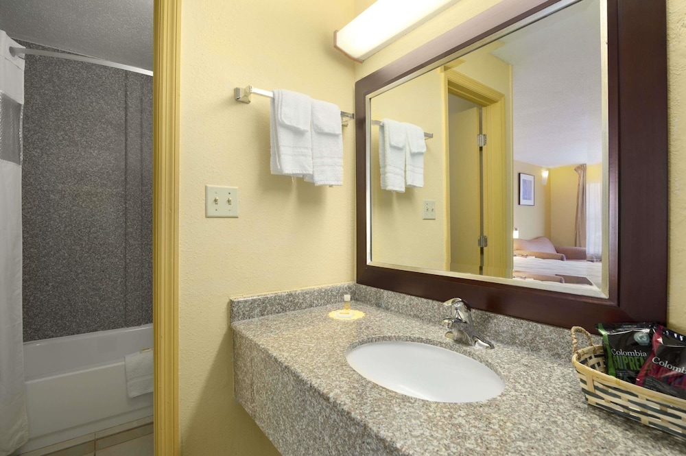 Days Inn By Wyndham Brunswick/St. Simons Area 7/19