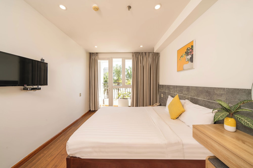 DELUXE, DOUBLE BED, RIVER VIEW, BALCONY