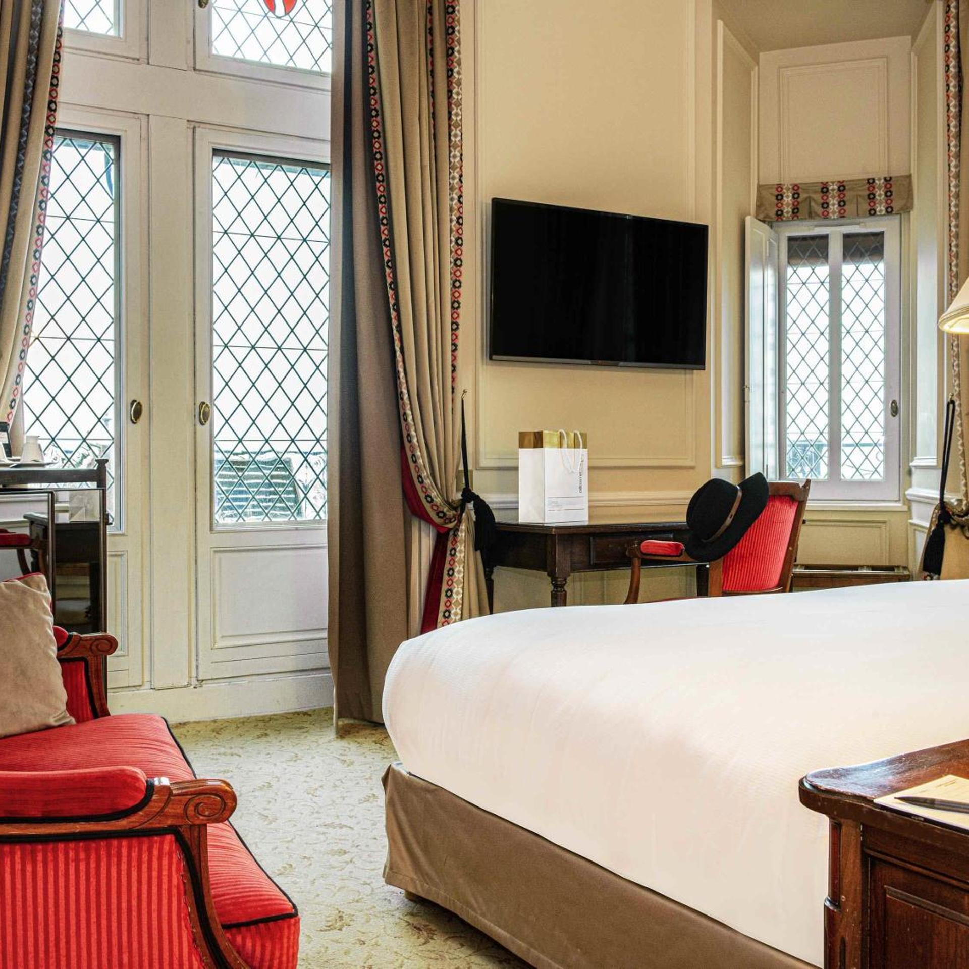 SUITE, DOUBLE BED, SOFA
