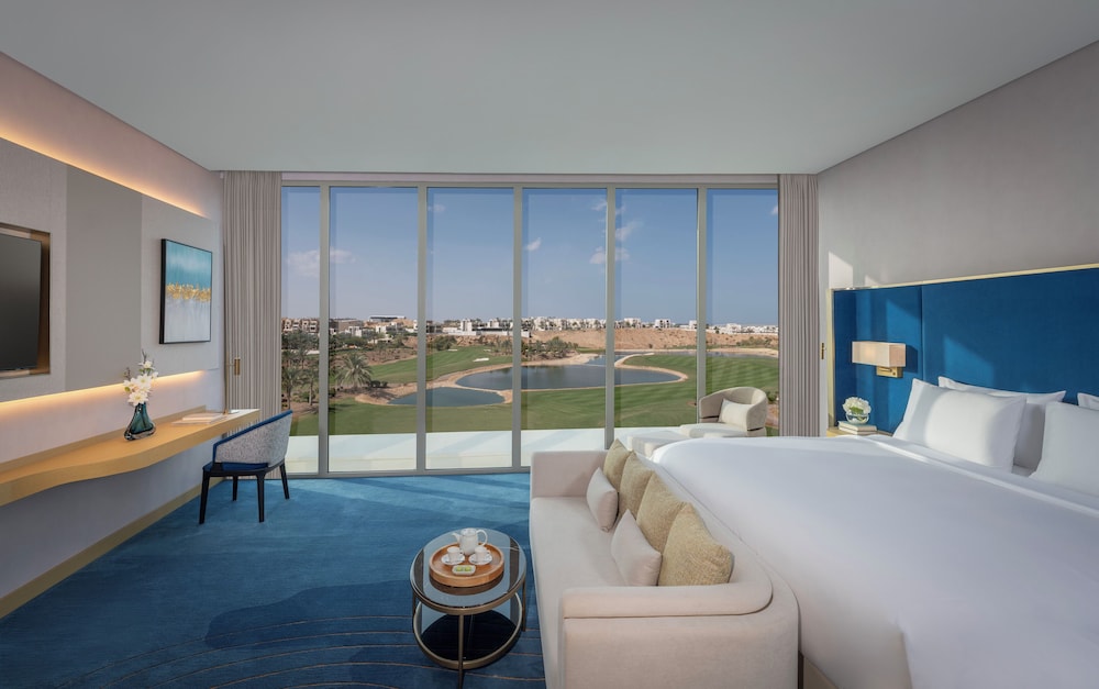 Junior Suite, King Bed, Golf Course View, Balcony، Tivoli La Vie Muscat Hotel & Residences 2/6