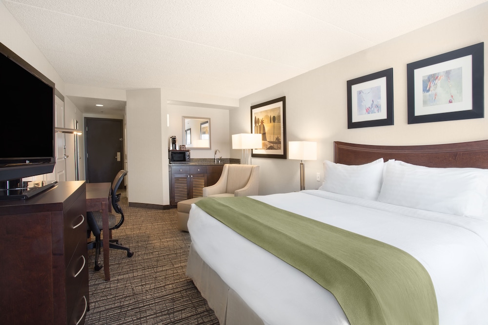 STANDARD, KING BED, JETTED TUB
