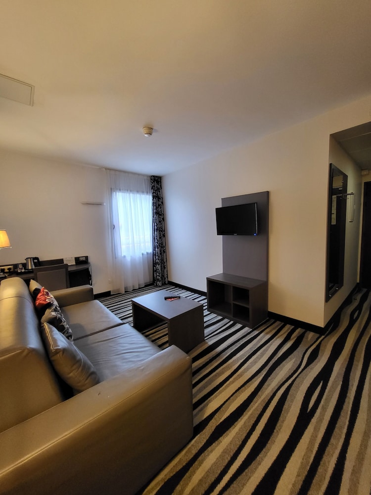 Hotel Kyriad Saint Quentin En Yvelines - Montigny 42/58