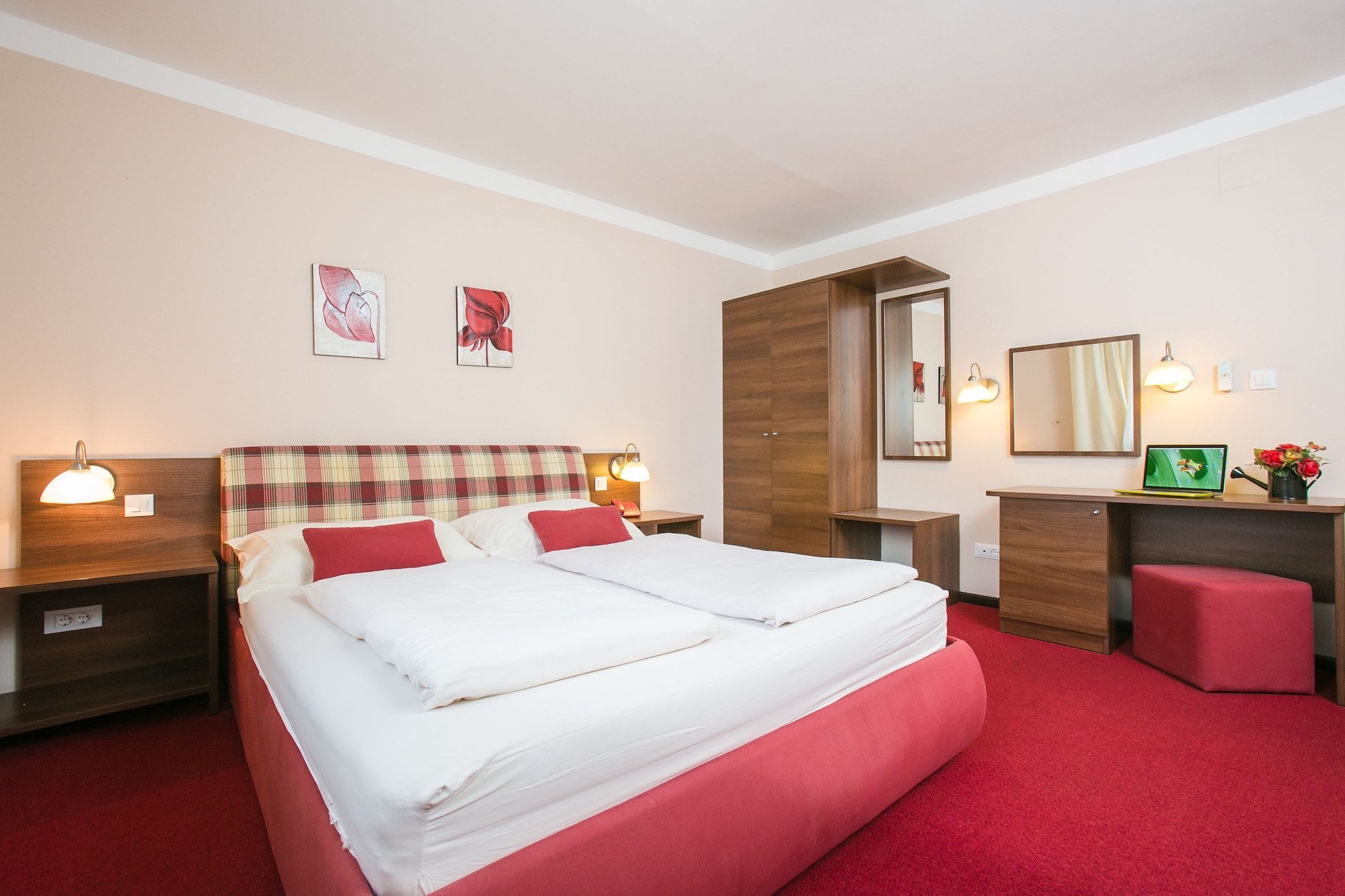 غرفة سوبيريور ثلاثية بسريرين منفصلين بإطلالة على الحديقة مع أريكة، Plitvice Holiday Resort 3/9