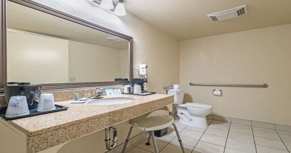 غرفة قياسية بسرير كينج لذوي الإعاقة، Best Western Roseville Inn 8/8