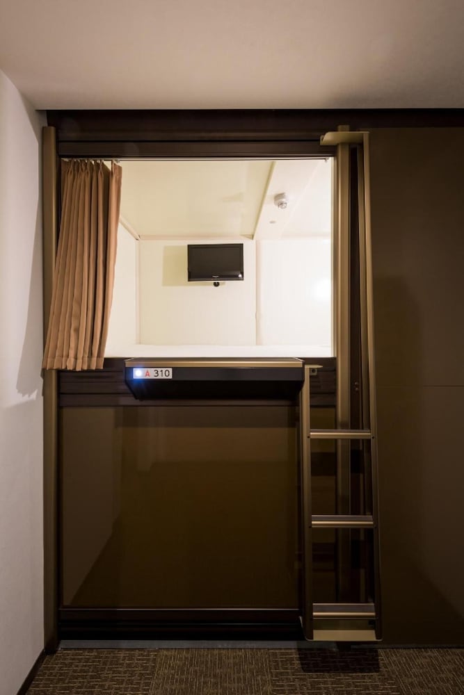 Capsule Hotel CUBE 6/36