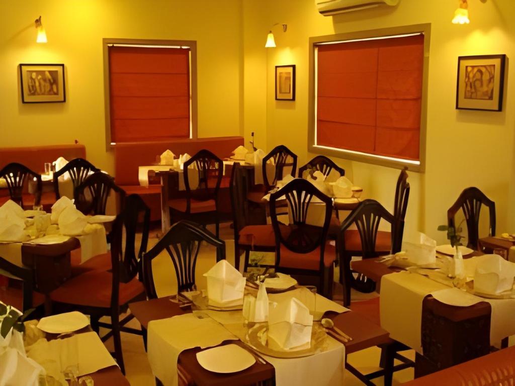 OYO Premium Vaishali Nagar 38/41