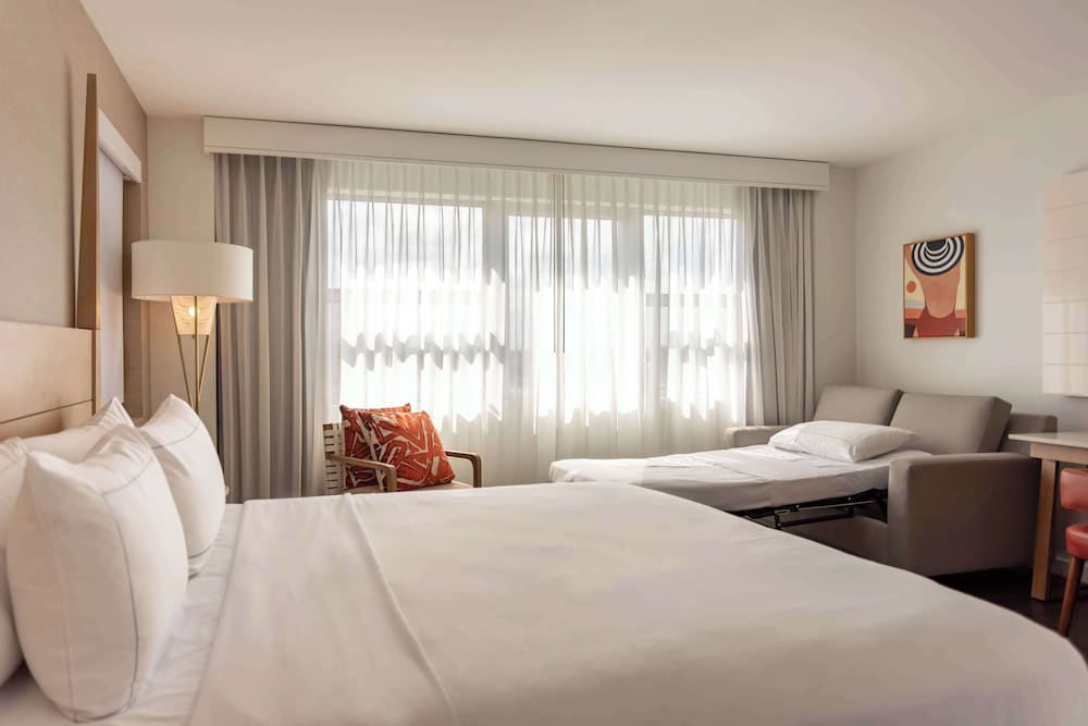 ROOM, KING BED, CITY VIEW, CORNER
