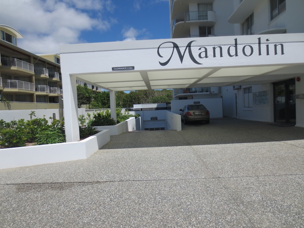 MANDOLIN RESORT 38/47