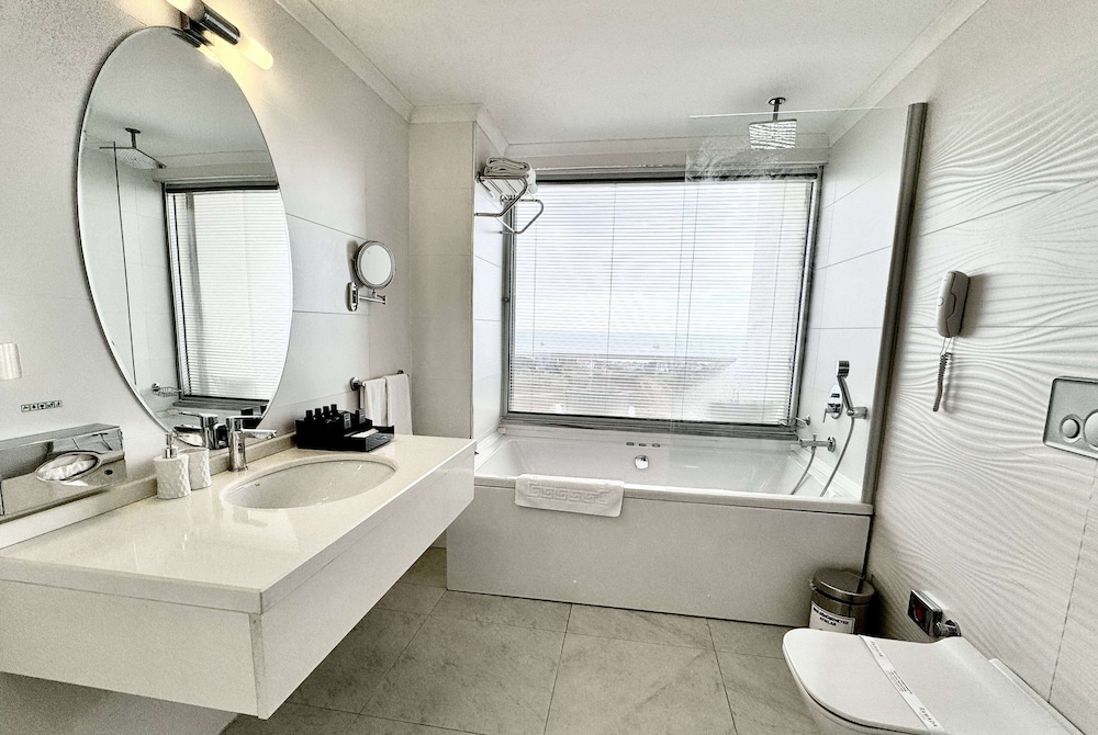 Deluxe, Suite, King Bed, Sea and City View، Ramada By Wyndham Tekirdag 3/3