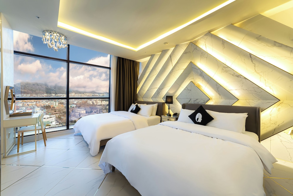 DESIGNER, TYPE A, SUITE, RAIL VIEW