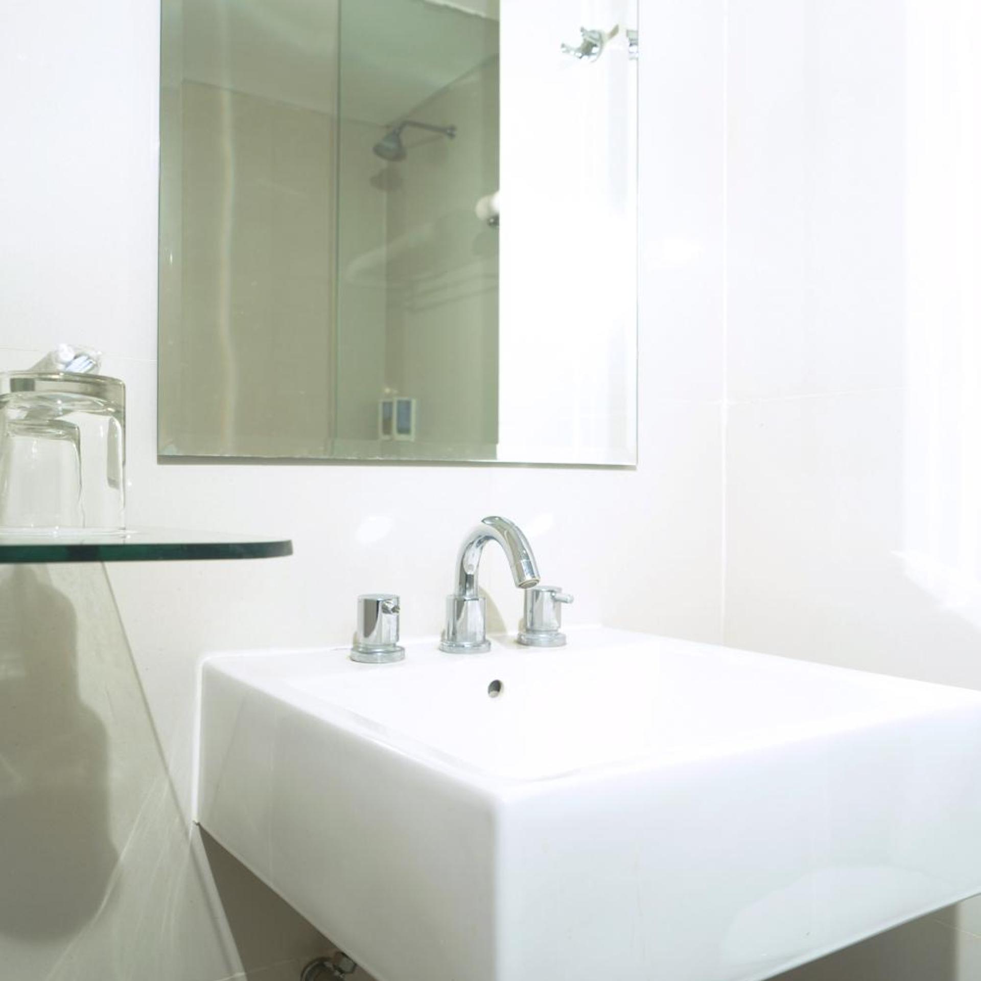 Lynn Hotel Serang 40/43