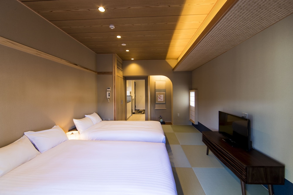 DELUXE, TWIN BEDS