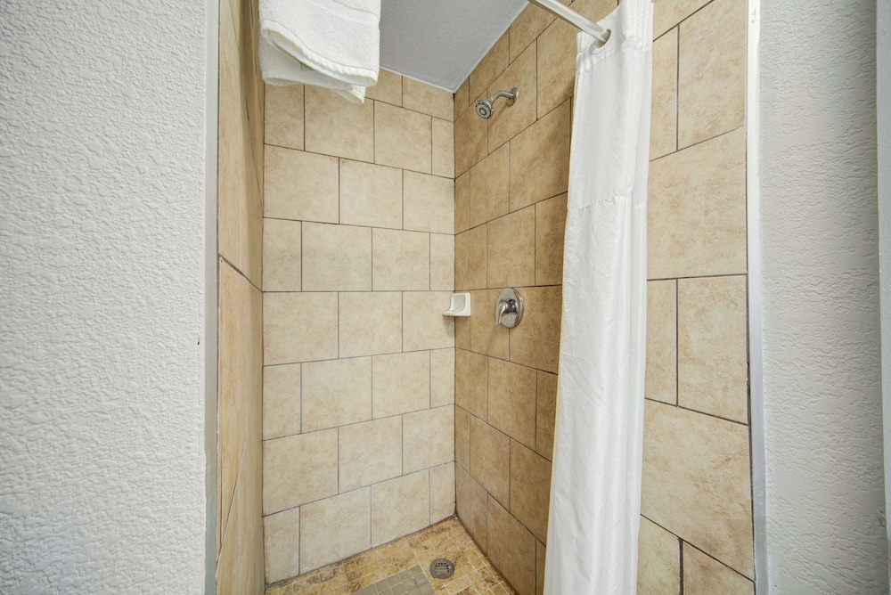 Deluxe, 2 Queen Beds, Motel6 San Antonio, TX – I-35 North Corridor 7/7