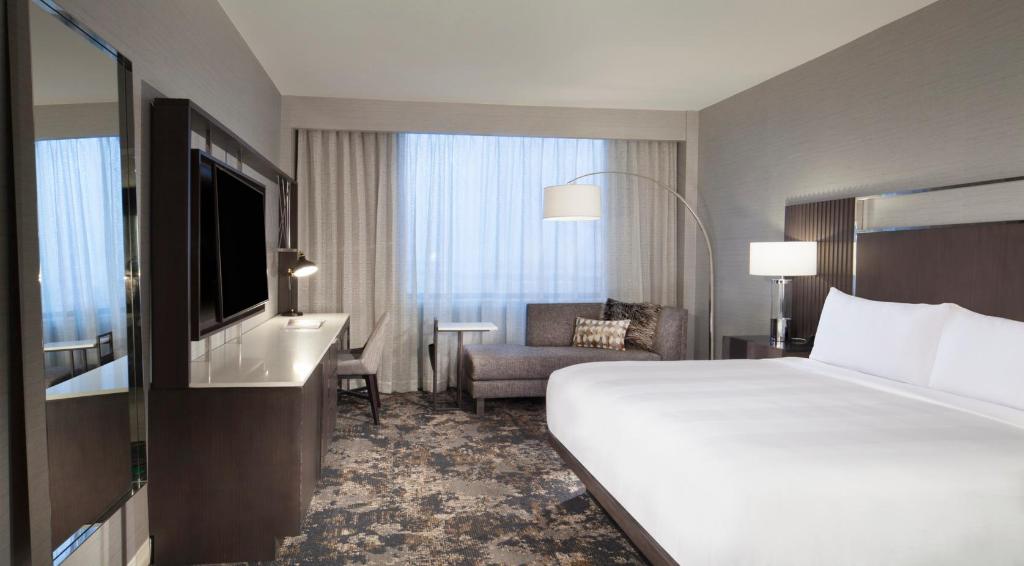 Guest Room, King Bed, Airport View, Balcony, Corner