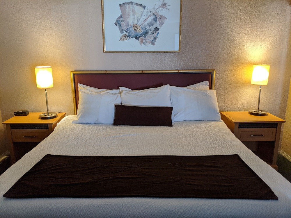 Howard Johnson By Wyndham Downtown Kamloops 9/33