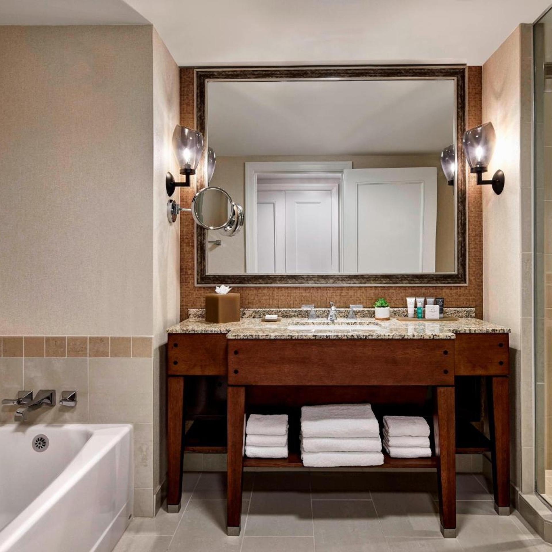 Room, 2 Queen Beds, French Balcony, Accessible، JW Marriott San Antonio Hill Country Resort & Spa 4/5