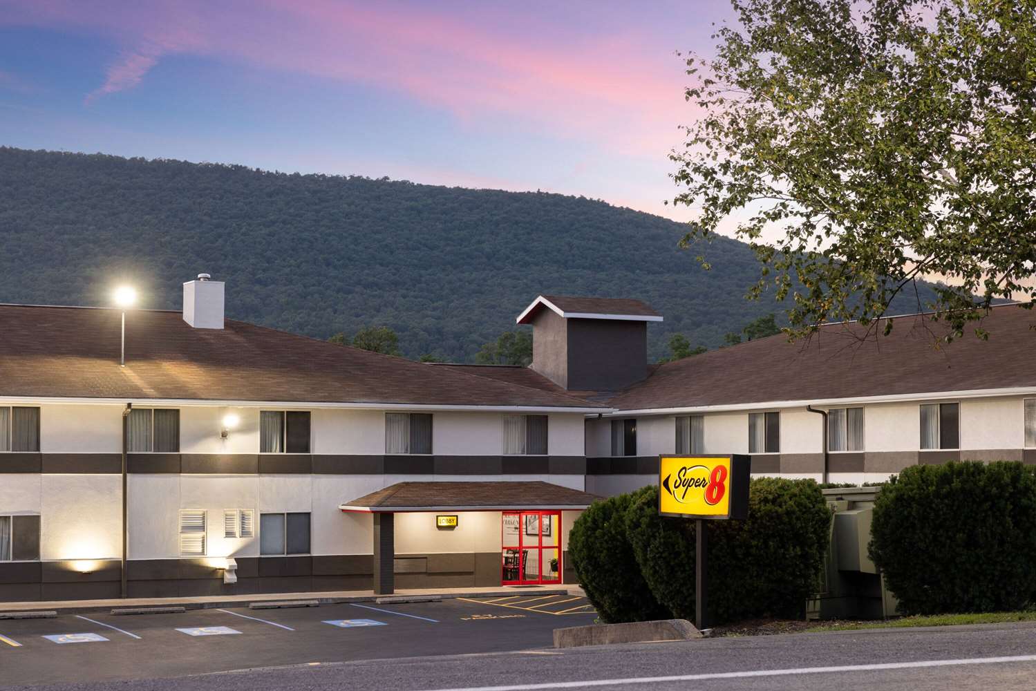 Super 8 by Wyndham Burnham/Lewistown 5/17
