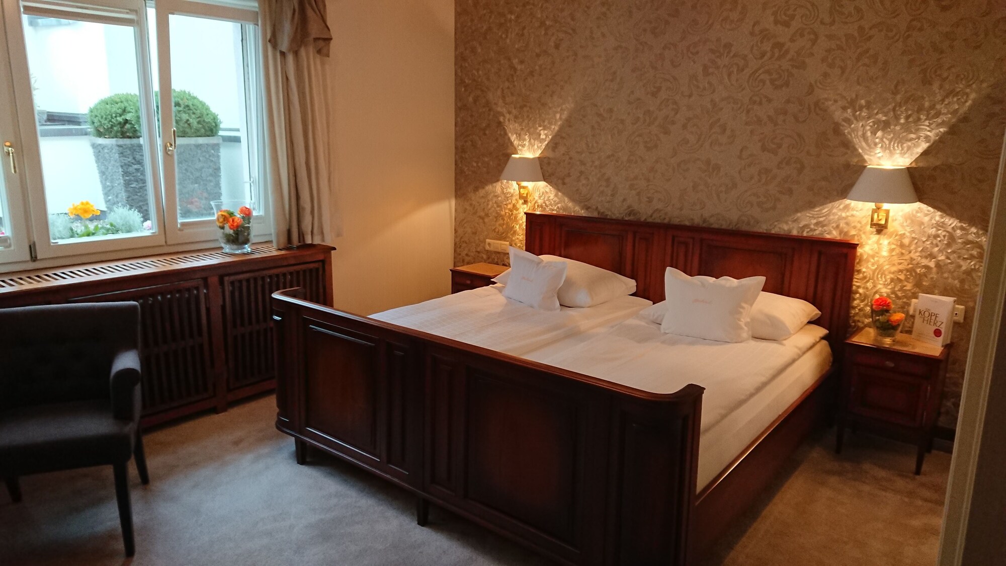 SUPERIOR, KING BED