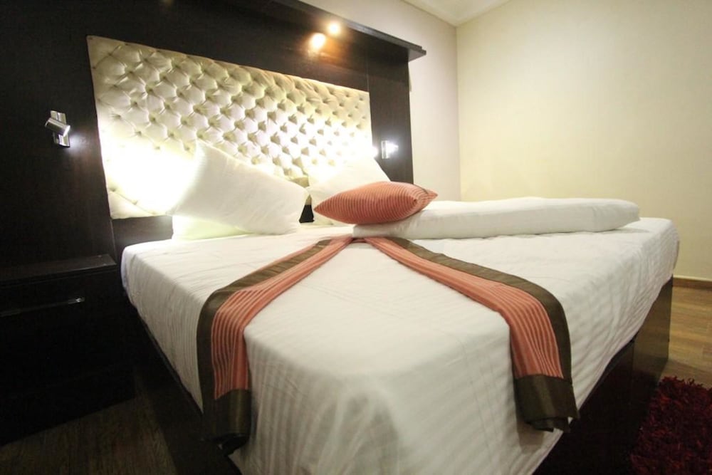 Eterno Hotels Limited 7/32