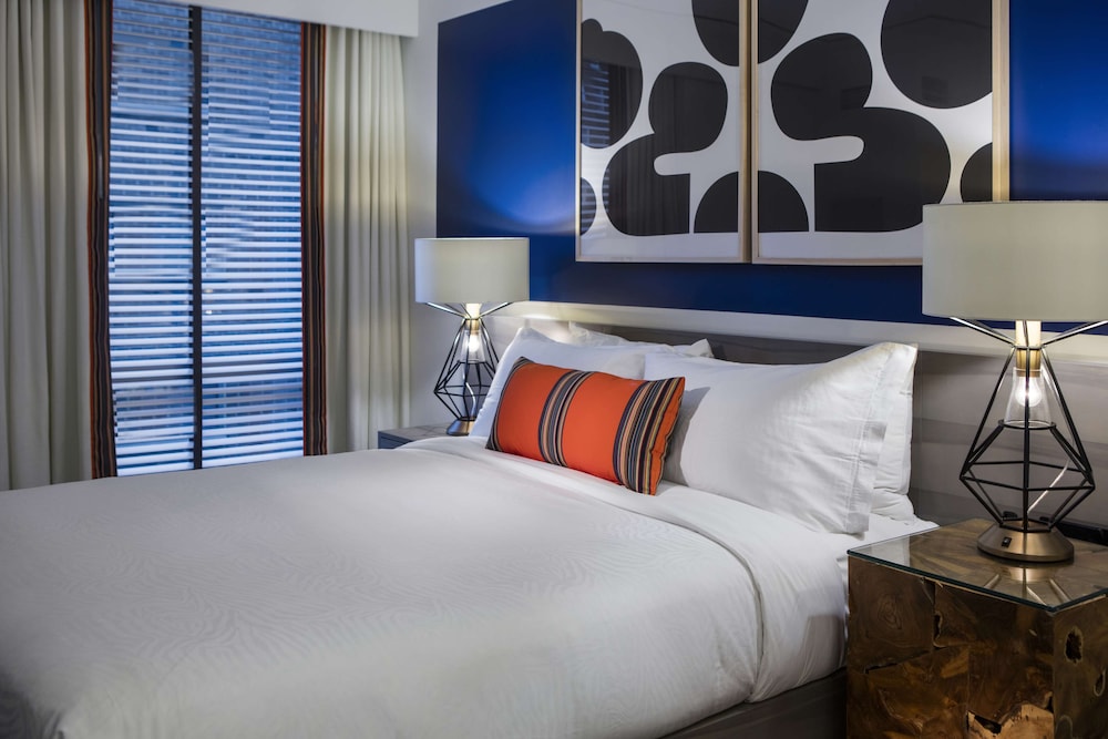 DELUXE, QUEEN BED