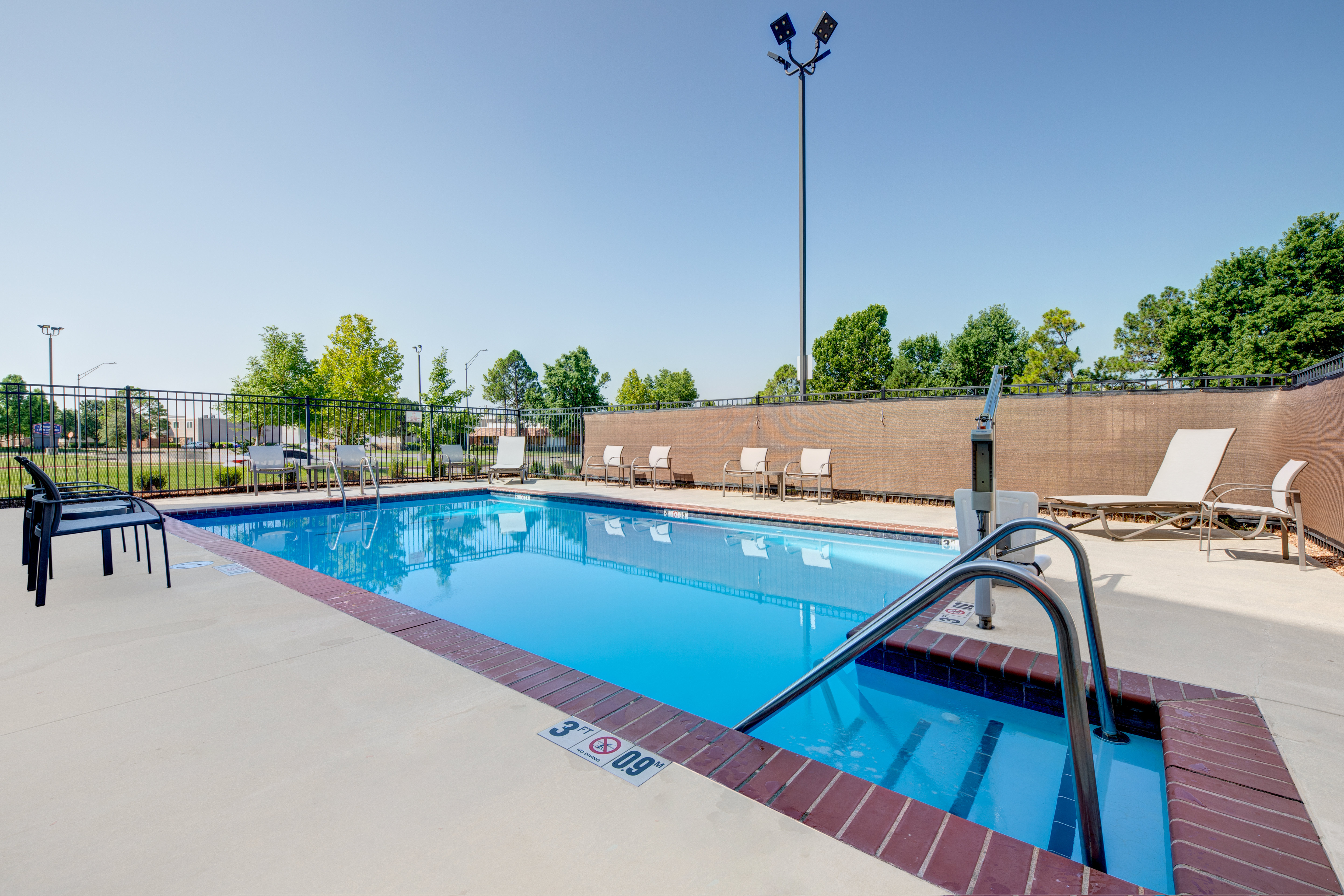 HOLIDAY INN EXPRESS & SUITES MOORE 55/75