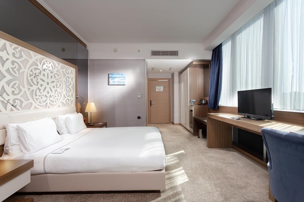 STANDARD, DOUBLE BED, CITY VIEW