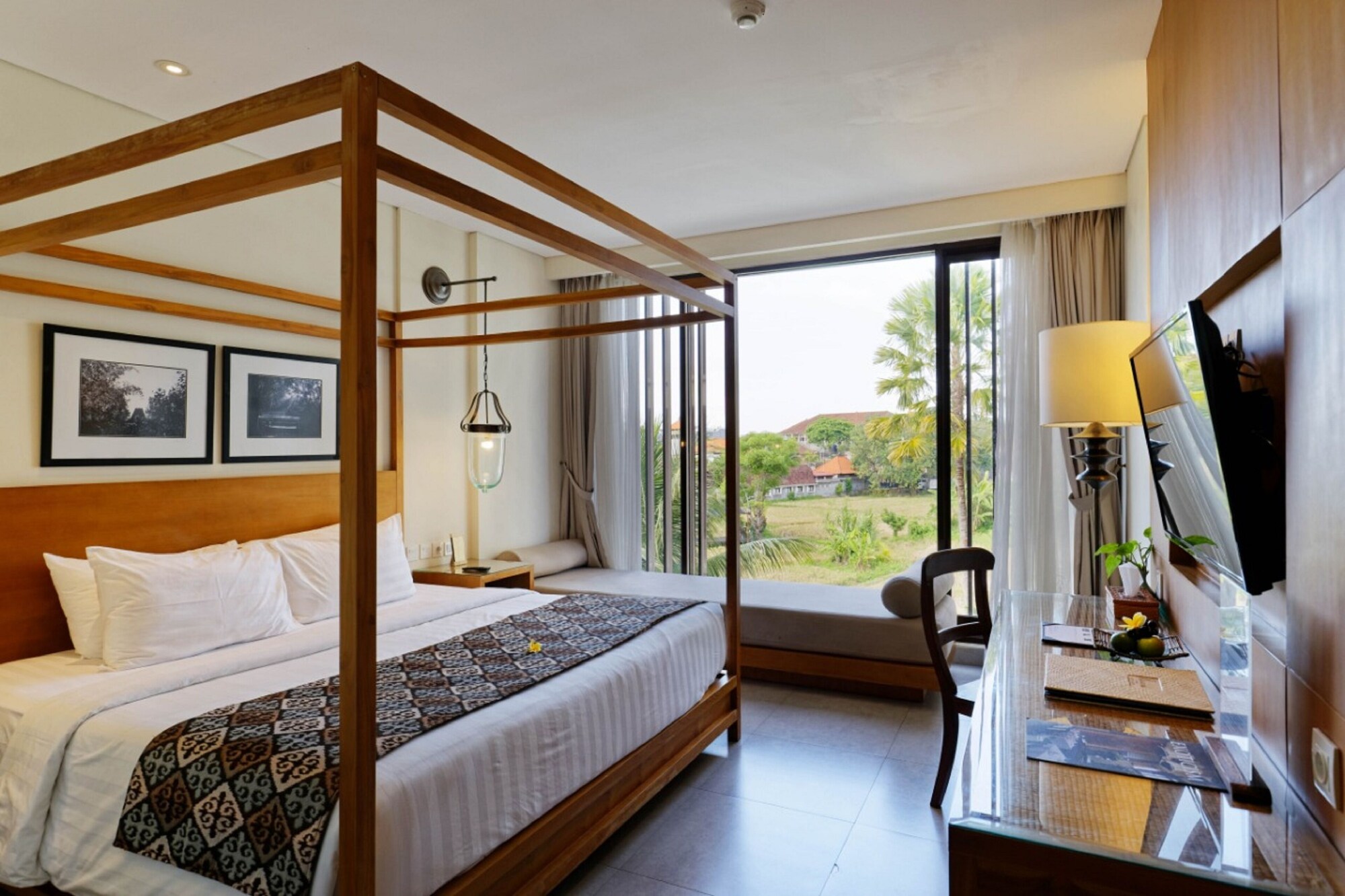 DELUXE, DOUBLE OR TWIN BED